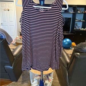 24/7 Maurice’s pink Striped Top with peek a boo sleeves. Size XL